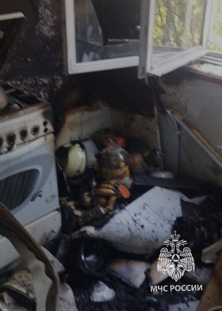 В Челнах из-за короткого замыкания произошел пожар в квартире, хозяйка в больнице В Набережных Челнах загорелся один из многоэтажных домов на улице Хусаина Ямашева. Как рассказали «Татар-информу» в ГУ МЧС России по РТ, в квартире на третьем этаже загорелись вещи и мебель. Пожарные спасли 70-летнюю женщину. С отравлением и в состоянии комы ее госпитализировали. Предварительная причина пожара – короткое замыкание микроволновки. Подпишитесь: