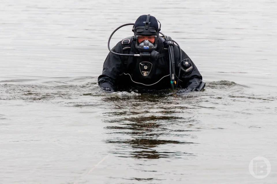 В Волгоградской области в воде найден труп мужчины Тело из водоема достали спасатели В пятницу 22 августа в Суровикинском районе обнаружен погибший 39 летний мужчина Трагедия произошла на Цимлянском водохранилище со ссылкой на пресс службу МЧС сообщают Городские вести Тело из воды достали спасатели Обстоятельства гибели человека устанавливаются специалистами Подключились правоохранители органы и следствие В МЧС по региону напоминают о важности соблюдения правил безопасности во время отдыха у воды Категорически запрещено нырять с высоты не зная глубины и рельефа дна Также нельзя заплывать за установленные знаки ограждения Опасным становится отдых и в том случае если человек употребил алкоголь