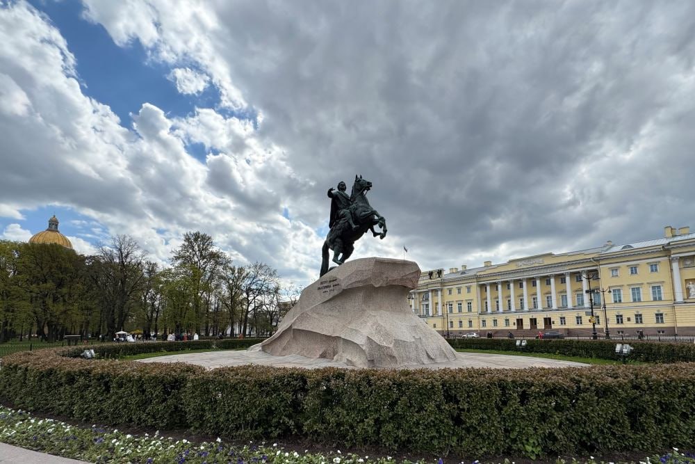 КС РФ разрешил передавать по наследству обязанность компенсации морального вреда Суд признал возможность взыскания с детей убийцы морального вреда в пользу потерпевших. Соответствующее решение вынесено по жалобе Марата Мухаметчина и Алины Байгускаровой из Югры, мать которых убил пьяный муж: