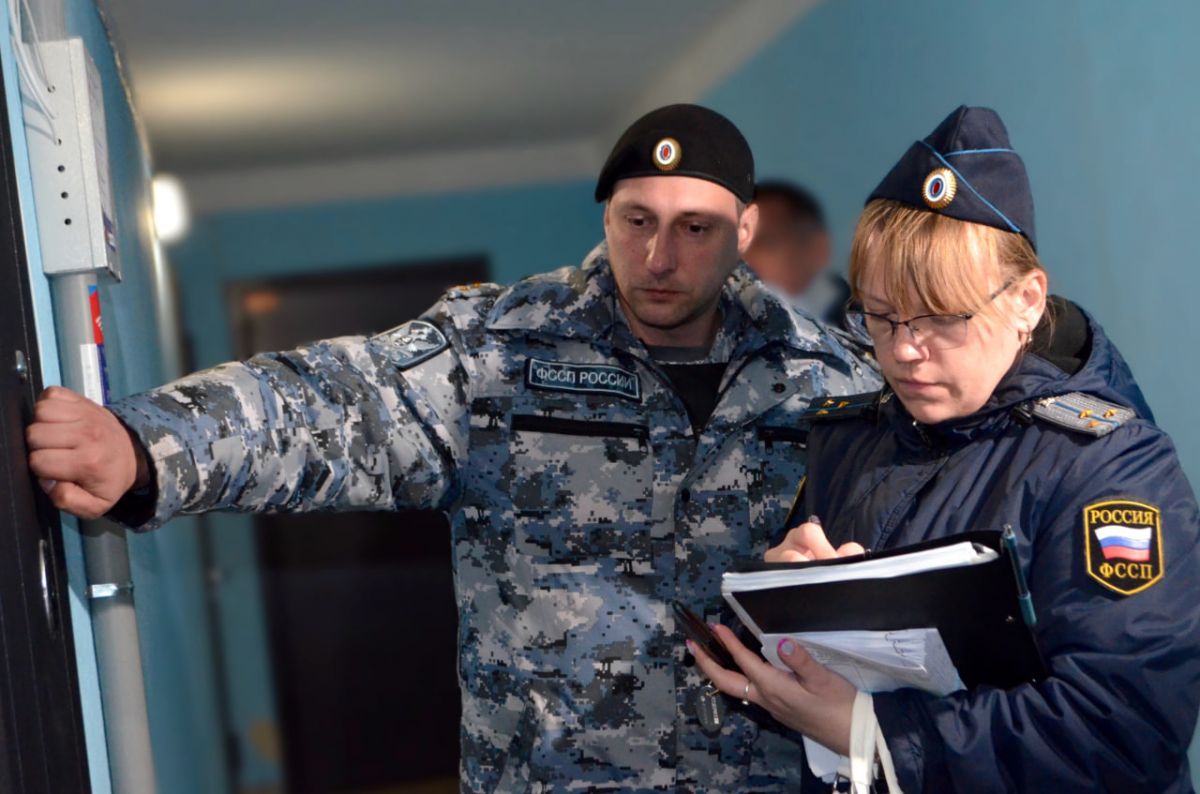 В Кинешме проблему с водоотведением в доме удалось решить только после вмешательства приставов     Жильцы одного из малоэтажных домов в Кинешме наконец-то смогли решить давнюю проблему с системой водоотведения. На протяжении длительного времени они жаловались на недостатки, предположительно вызванные течью в трубе, расположенной под полом одной из квартир.  ↗  Прислать новость   Подписаться