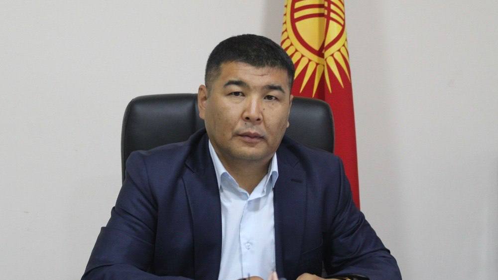 Новым вице-мэром Бишкека стал директор столичной ТЭЦ В столичной мэрии произошли кадровые перестановки, направленные на усиление подготовки к осенне-зимнему периоду 2025–2026 годов. Заместителем мэра, курирующим топливно-энергетический комплекс, назначен Нургазы Курманбеков. Он обладает многолетним опытом работы в системе теплоэнергетики: с 2002 года занимал ключевые должности на Бишкекской ТЭЦ ныне — МП «Бишкектеплоэлектроцентраль» , а с июня 2024 года возглавлял это предприятие. «Работа должна выполняться исключительно в рамках закона. В случае нарушений, даже прежние заслуги не станут оправданием и не помогут избежать ответственности», — заявил мэр города Айбек Джунушалиев Новым директором МП «Бишкектеплоэлектроцентраль» назначен Нурлан Кульджигачев — ранее он занимал должность заместителя начальника службы надежности и техники безопасности на Бишкекской ТЭЦ. Напомним, ранее в рамках уголовного дела, возбужденного по факту вымогательства взятки, при возвращении части ранее полученных денег в размере $35 тысяч, задержали вице-мэра столицы Талайбека Байгазиева, который отвечал за топливно-энергетический комплекс.