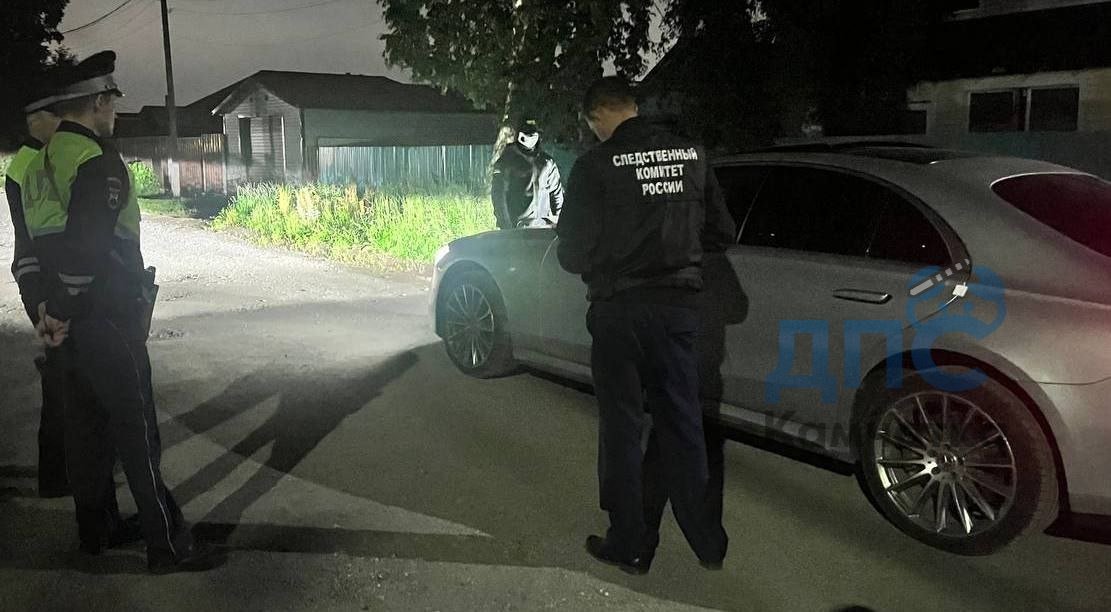 На Камчатке перед судом предстанет водитель сбивший полицейского Инцидент произошла 5 июля в Елизово Полицейские проверяли машины и документы водителей Один водитель будучи пьяным проигнорировал требование остановиться и попытался уехать Его задержали около дома на Ленинградской улице Мужчина не захотел выходить из авто и пытаясь избежать наказания сбил полицейского который перелетел через капот и упал на дорогу получив травмы Теперь водителю грозит уголовная ответственность за нападение на полицейского ему грозит до 20 лет лишний свободы Дело передано в с суд подозреваемый временно задержан