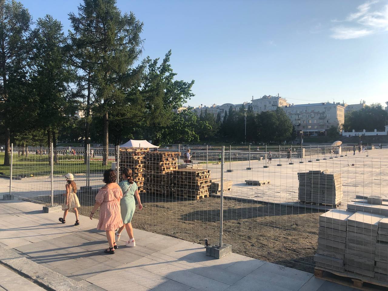 Мэрия снова потратит деньги на плитку на Плотинке. Чиновники выделили 127 миллионов рублей на то, чтобы снова переложить плитку, которая уже еле держится после предыдущего обновления. На этот раз обновят Набережную Рабочей молодёжи и участок набережной от здания гимназии №9 до Дома Севастьянова. На этом участке велись работы до 300-летия города. Говорят, что в эту сумму входят еще и новые скамейки, урны. Еще хотят на эти же деньги установить там чугунную велопарковку. Ну и традиционно работы будут вести летом и осенью. Закончат в октябре 2025 года. Что касается ремонта плитки в Историческом сквере на Плотинке – подробностей нет. Там плитка вышла из строя сразу после окончания празднования 300-летия города а плитку переложили как раз к этому событию . Тогда во всем обвинили толпы и тяжелую технику, которую используют для уборки снега и не только на Плотинке. Миллионеров
