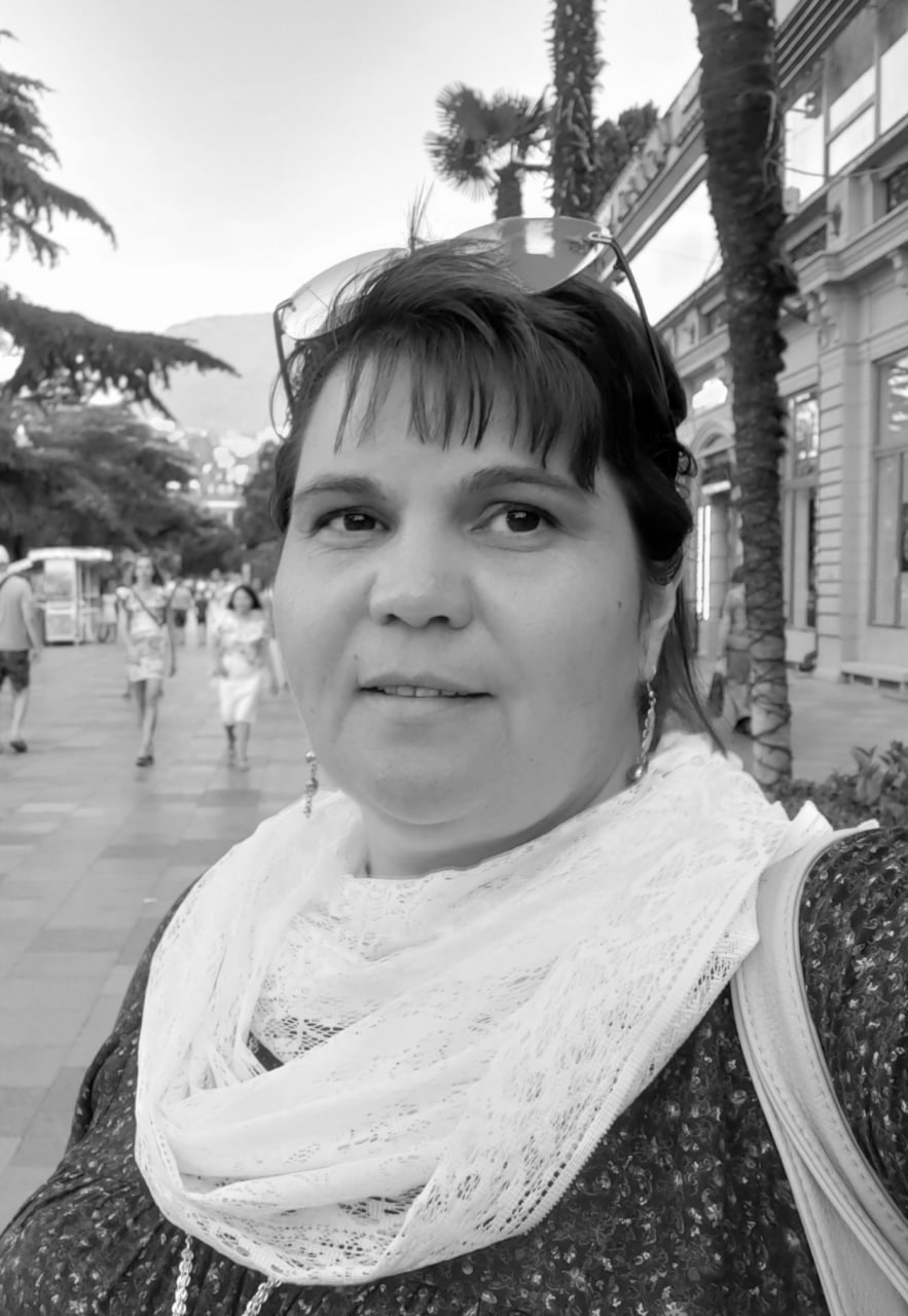 Среди погибших в аварии на калмыцкой трассе волгоградцев была известный экскурсовод Маргарита Пронина. Она ехала на выпускной к сыну вместе со своей матерью, которая тоже погибла в ДТП, пишет V1. Подписаться на «Короче, Волгоград»