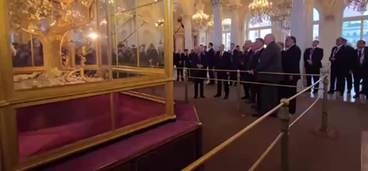 Лидеры СНГ посетили Малый Эрмитаж и увидели уникальные часы Павлин