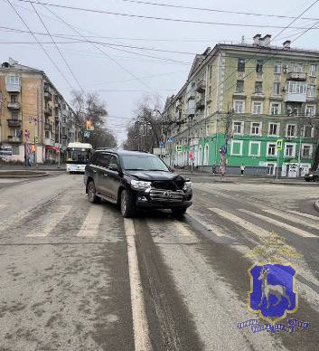 Появились подробности ДТП на пересечении улиц Масленникова и Мичурина В результате аварии пострадал пешеход По данным сотрудников ГАИ 7 декабря в 12 07 женщина 1959 года рождения управляя автомобилем Kia Rio двигалась по улице Мичурина в направлении улицы Масленникова При повороте налево водитель не уступила дорогу транспортному средству Land Cruiser 200 под управлением мужчины 1961 года рождения который двигался по улице Мичурина от улицы Ерошевского По инерции автомобиль Kia Rio отбросило на тротуар с последующим наездом на девушку 2004 года рождения Пешехода госпитализировали с места ДТП ГУ МВД России по Самарской области ГТРК Самара MAX lВК lОК lСАЙТ