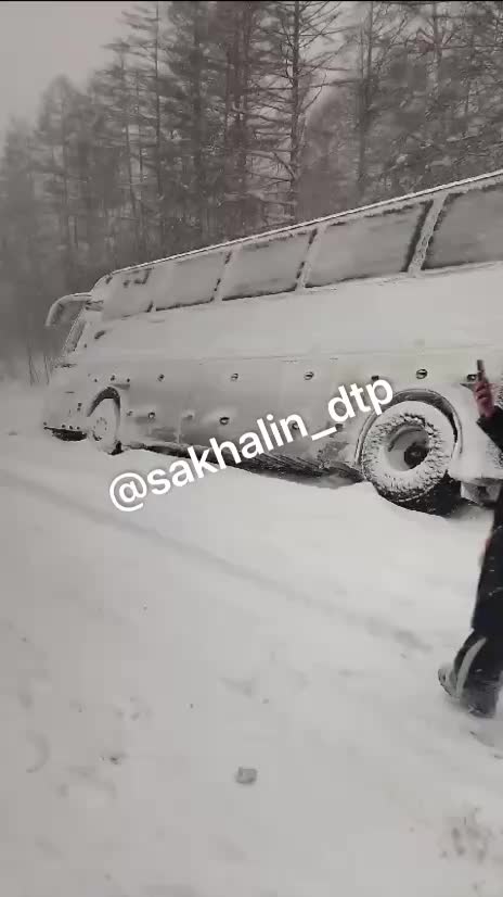 Автобус с пассажирами съехал в кювет на Сахалине из-за снегопада