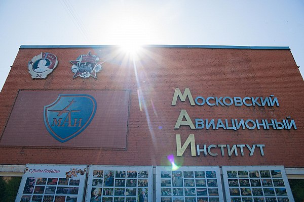Разработан российский полетный контроллер для управления БПЛА Московский авиационный институт МАИ представит на выставке HeliRussia-2025 разработанный в России полетный контроллер для управления беспилотными летательными аппаратами, а также другими автономными системами, в том числе наземными. Устройство способно выполнять задачи автономной навигации, стабилизации и обработки видеосигналов прямо на борту БПЛА. Об этом сообщает ТАСС со ссылкой на пресс-службу вуза. "Полетный контроллер выполняет роль центрального узла управления беспилотным аппаратом, объединяя в себе функции автопилота, вычислительного блока и системы сбора, обработки и анализа данных. Созданное в МАИ устройство отличается от импортного аналога расширенными возможностями, прежде всего благодаря использованию мощных вычислительных и сенсорных компонентов", – заявил главный конструктор центра "Беспилотные летательные аппараты" МАИ Максим Калягин. aviaru.net/n283474