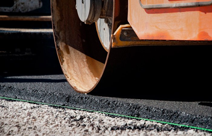 Принят закон разрешающий строительство в РФ дорог в водоохранных зонах для создания объектов отдыха Госдума приняла закон который разрешает на время строительства рекреационных объектов в водоохранных зонах устраивать временные дороги с их последующей рекультивацией также для туристических объектов в национальных парках построенных до 1 сентября 2023 г допускается эксплуатация по старым правилам Остальные запреты сброс стоков применение пестицидов размещение АЗС сохраняются без изменений Фото Дмитрий Макеев РИА Новости interfaxonline