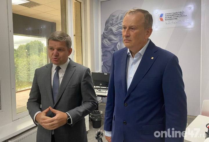 Александр Дрозденко об открытии проектного офиса ПКФИ: Он позволит активнее работать с теми проектами, которые наши ленинградцы подают на конкурс Губернатор Дрозденко рассказал о значимости открытия проектного офиса ПФКИ для Ленобласти: «Этот проектный офис позволит более активно работать с теми проектами, которые наши творческие жители подают на конкурсы, борются за получение грантов. На самом деле, не просто пройти конкурсную процедуру, но так и должно быть, все-таки выделяется финансирование тем, кто представляет проект, который уже уникален в своей основе. Он не просто региональный проект, это проект, который поддерживает региональную культуру и очень интересен на уровне России, и может быть тиражирован. У нас уже есть опыт. 89 проектов реализовано на сумму 217 млн рублей. Но вот с запуском проектного офиса уверен, что и качество, и объём проектов будет и лучше, и больше. И я уверен, поддержка будет более эффективна. И мы сможем гораздо активнее продвигать Ленобласть именно по различным культурным проектам, инициативам». Александр Юрьевич отметил, что хоть Ленобласть приграничный регион, граница культуры — вне политики: «Поэтому все, что мы сможем реализоватт здесь, на ленинградской земле, это реализация не только для нас, для России, но и возможность открыть и показать нас всему миру». Online47 — Всё о Ленобласти и не только