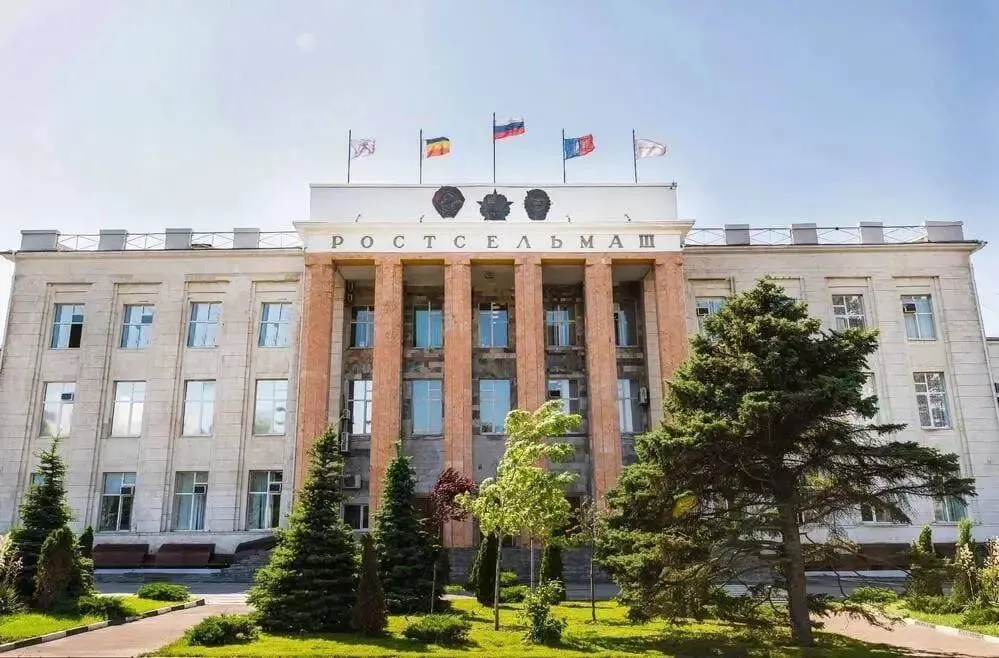 Смена власти на Ростсельмаше назначен новый генеральный директор Валерий Мальцев генеральный директор Ростсельмаш подал в отставку Об этом сообщили в компании сегодня 10 апреля Покидая пост Валерий Мальцев обратился к акционерам на торжественном собрании Я горжусь годами работы на Ростсельмаш и уникальными проектами которые мы вместе реализовали Убежден что компания сохранит свои неоспоримые лидерские позиции Здесь работает сплоченная команда настоящих профессионалов и единомышленников Те в свою очередь выразили бывшему руководителю глубокую признательность за самоотверженный труд и преданность делу а также отметили что под его руководством Ростсельмаш прошел достойный путь являясь образцом для многих российских предприятий Мальцева на посту гендиректора сменил Александр Виноградов Александр Михайлович Виноградов родился 5 августа 1975 года В 2000 г закончил Балтийский государственный технический университет ВОЕНМЕХ им Д Ф Устинова в г Санкт Петербурге получил специальность инженера по направлению Стандартизация и сертификация С 2001 года начал свою трудовую деятельность на Ростсельмаш в качестве начальника отдела стандартизации и с тех пор уже более 25 лет работает в отрасли машиностроения рассказали о новом руководителе в пресс службе ростовской компании Отмечается что ранее с октября 2008 года Виноградов возглавлял Клевер дивизион прицепной и навесной техники Ростсельмаш Подпишись на 1Rnd в МАХ Написать в редакцию