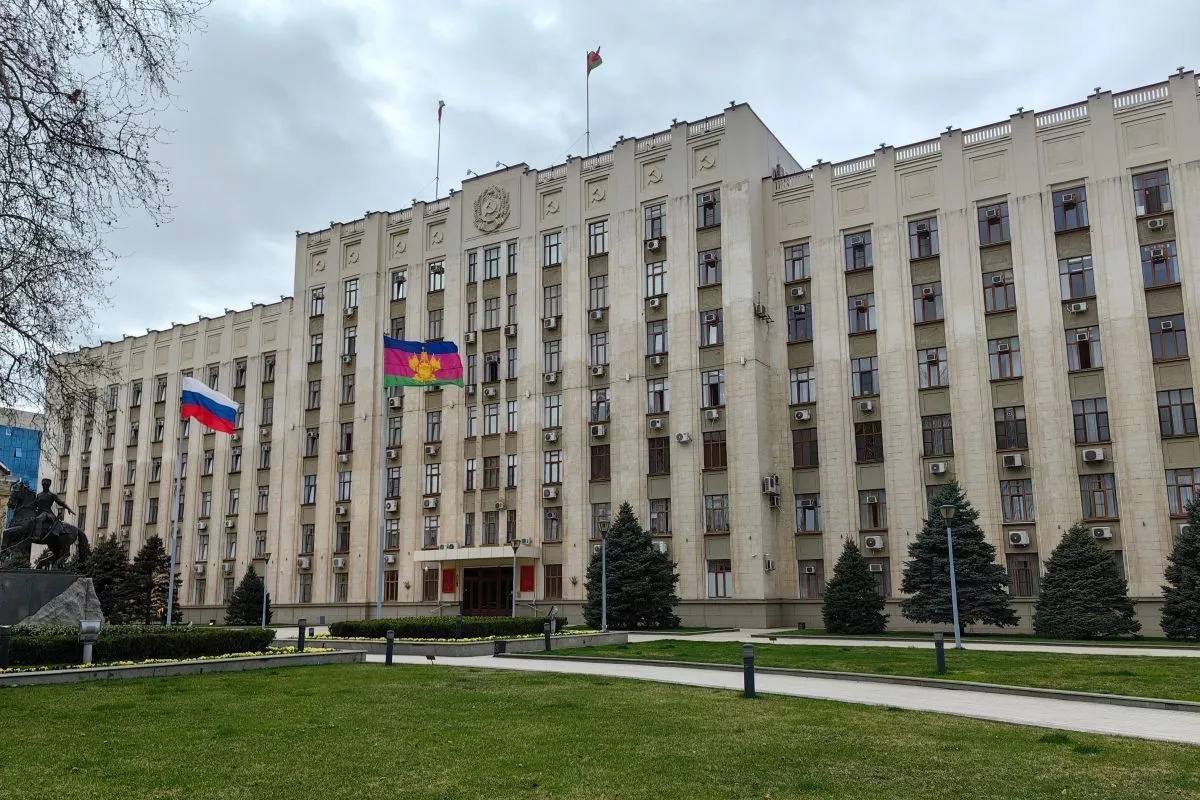 На выплаты пострадавшим от паводка в Туапсинском МО направили еще 76 9 млн рублей Постановление об увеличении бюджетных ассигнований на эти цели до 104 9 млн подписал губернатор Вениамин Кондратьев Средства выделены из резервного фонда региона Летом муниципалитет получил около 28 млн рублей за счет которых выплаты предоставили 473 жителям из первых списков Все они получили единовременную материальную помощь а 262 человека еще и компенсации в связи с частичной утратой имущества Выделенные средства позволят произвести выплаты остальным пострадавшим В настоящее время от них собирают необходимые для выплат документы и формируют списки Кубанские Новости   Мы в MAX