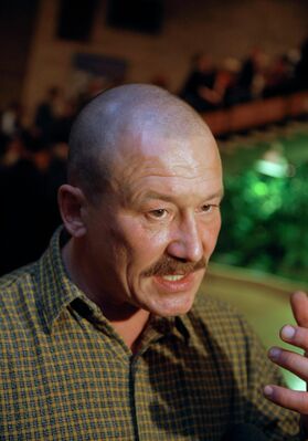 Умер российский актер Андрей Хорошев Андрей И Ему было 66 лет Андрей Хорошев советский и российский режиссер актер сценарист телеведущий Обрел популярность благодаря ролям в фильмах Доктор Живаго Боец Адмиралъ Был ведущим программы Искатели в рамках которой вышло четыре документальных фильма об Абхазии в частности о Великой Абхазской стене и озере Рица Хорошев планировал снять в республике фильм о Надежде Курченко и ряд исторических проектов а также открыть в республике детскую телестудию В декабре 2025 года и в июле 2024 года он давал интервью радио Sputnik в которых делился своими планами и рассказал что бывал во многих странах но нигде не испытывал желания остаться А в Абхазии его покорили доверчивые и открытые люди Sputnik Абхазия в MAX