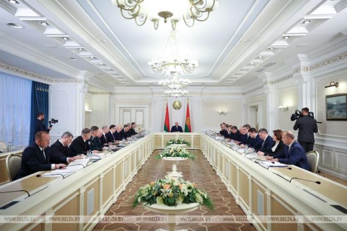 БелЖД попала на разбор к Александру Лукашенко У Белорусской железной дороги серьезные финансовые проблемы Национальный перевозчик оптимизирует штаты распродает имущество и имеет проблемы с погашением облигаций Как пишет БЕЛТА с мероприятия чтобы стабилизировать ситуацию подготовлен проект распоряжения о государственной поддержке Белорусской железной дороги