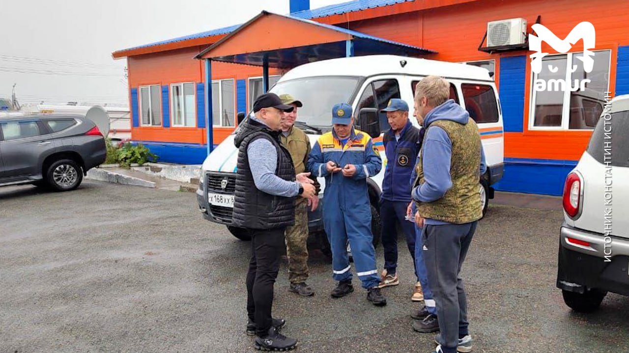 Группа туристов пропала в районе вулкана на острове Итуруп Десять женщин с гидом мужчиной отправились к исполину имени Баранского На связь должны были выйти накануне но что то пошло не так Путешественница из другой команды они уже успели вернуться рассказала что у одной подвёрнута нога идти дальше она отказалась осталась в лагере Плюс погода та ещё жёсткий ливень и ураганный ветер Сейчас туристов ищут спасатели полиция и добровольцы всего на месте работают шесть человек Подписывайся на Amur Mash
