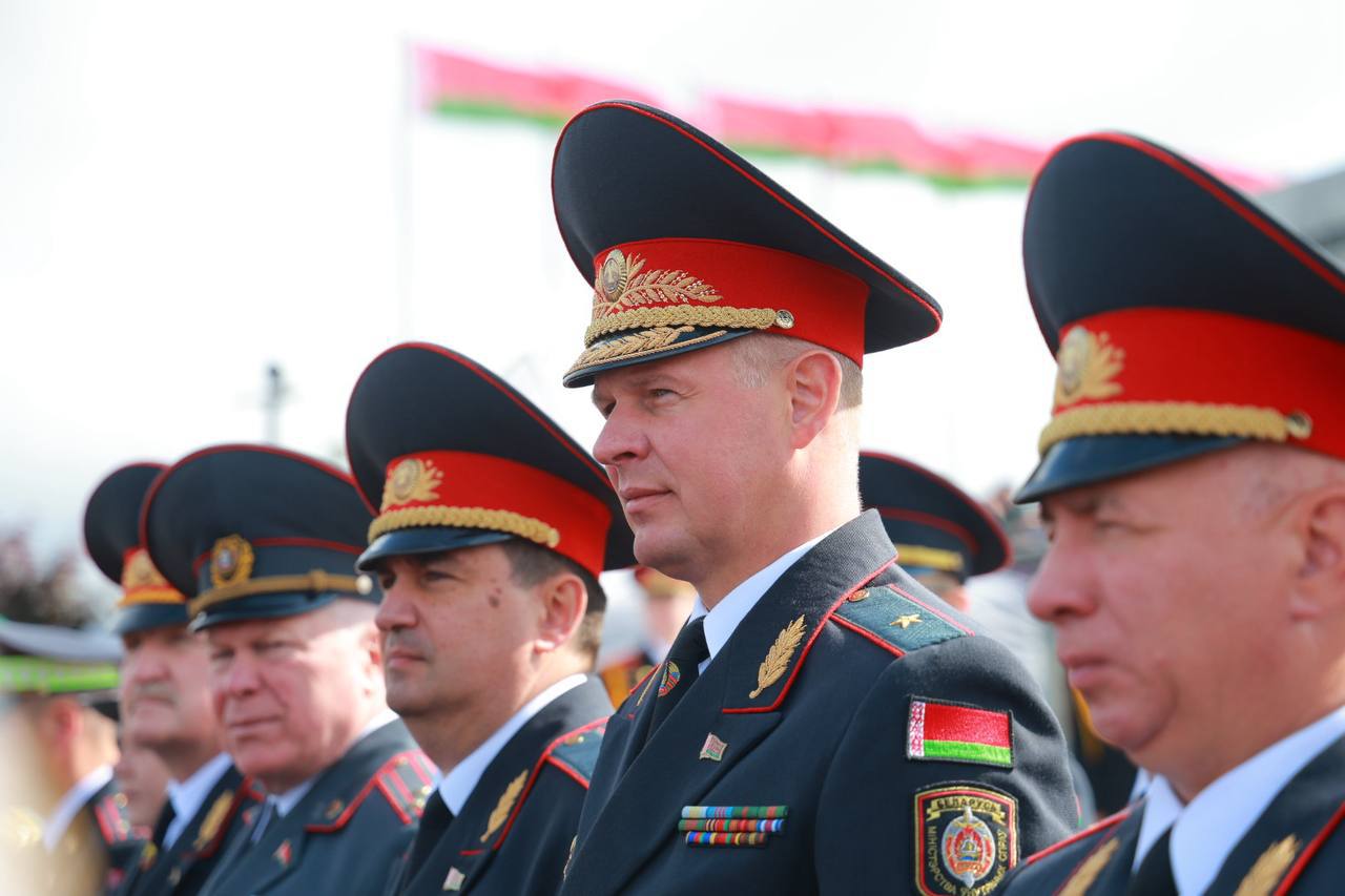 Выпускники милицейских вузов получили дипломы - важный день с ними разделили сотрудники ГУВД Минска и воспитанники подшефных военно-патриотических клубов В мероприятии по случаю выпуска курсантов Академии МВД и Могилевского института МВД, которое прошло сегодня на площади Государственного флага, принял участие начальник ГУВД Минска генерал-майор милиции Михаил Гриб. Почетными гостями на празднике стали учащиеся минских военно-патриотических клубов. Ребята вдохновенно наблюдали, как вчерашние курсанты получали лейтенантские погоны и приносили клятву оберегать на улицах покой. Кстати, юные минские патриоты сразу после выпуска спешат в Горани, где сегодня проходит первый день испытаний военно-патриотической игры «Зарница». В программу «Зарницы» входят: строевая подготовка; проверка знаний по истории Беларуси и медицине; ориентирование на местности; стрельба; силовые упражнения; милицейская эстафета; выживание в экстремальных условиях; военно-тактическая игра на местности и др. Желаем всем успехов!