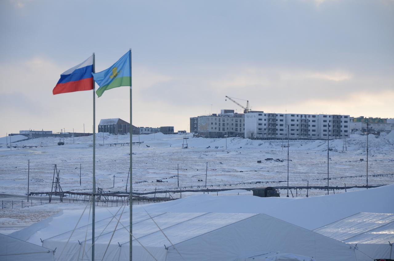 Подъем затонувших судов начнется в морском порту поселка Тикси В Булунском районе числятся 12 объектов затонувшего имущества которые ежегодно наносят ущерб окружающей среде Реализация проекта планируется до 2030 года сообщил министр экологии РС Я Евгений Перфильев Первым в 2026 году будет поднято научно исследовательское судно Океанограф В советское время оно работало на развитие Арктики За работой подрядчика установят жесткий контроль в том числе планируется отбирать пробы воды во время работ В рамках механизма зеленых платежей поднимут затонувшие суда со дна рек региона Работа начнется с реки Колыма Фото Александр Бойко