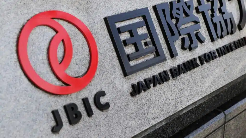 Япония заходит в энергетику Узбекистана JBIC выделит 1 45 млрд на строительство двух солнечных станций с накопителями под Самаркандом 1 000 МВт Главный инвестор ACWA Power 51 в партнёрах японские Sumitomo Chubu Electric и Shikoku Electric Это один из крупнейших зелёных проектов страны который поможет увеличить долю ВИЭ с 10 до 54 к 2030 году Telegram Facebook Instagram LinkedIn Сайт