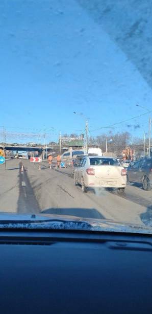 На Октябрьском мосту перекрыли съезд на улицу Авиаторов. Автомобилисты сообщают, что машины перенаправляют в объезд по Партизана Железняка.   Из-за дорожных работ на мосту собралась огромная пробка. Судя по данным 2ГИС, затор начинается на въезде на мост со стороны правого берега. Машины стоят до ТРЦ «Июнь». Также пробка образовалась на прилегающих улицах: Партизана Железняка и Краснодарской. ___  Оставить обращение