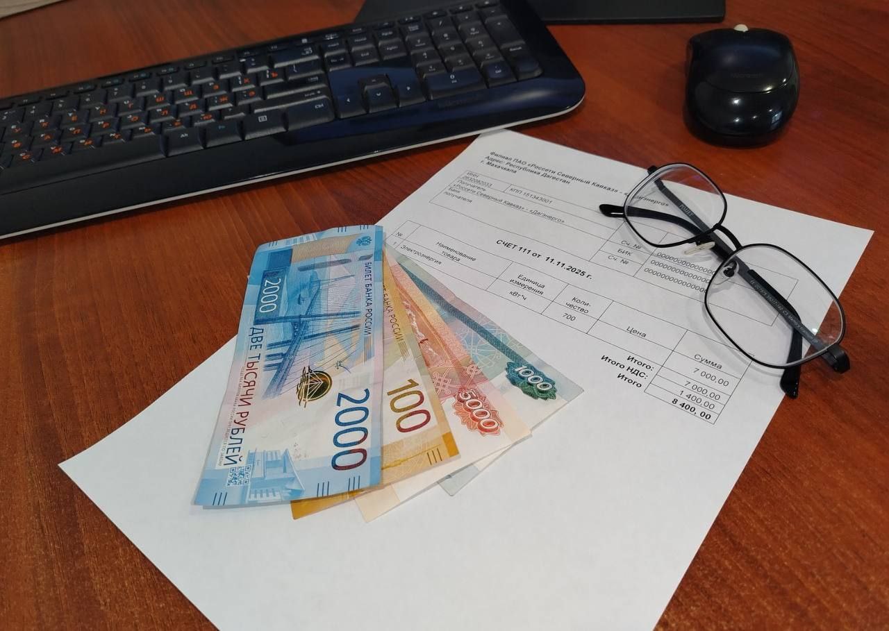 Задолженность предприятий ЖКХ Дагестана за электроэнергию с начала года выросла на 521 7 млн рублей и составила более 3 5 млрд рублей сообщает филиал Дагэнерго Крупнейшие должники  ОАО Махачкалаводоканал 947 7 млн рублей  АО Единый оператор РД в сфере водоснабжения и водоотведения 425 6 млн рублей  ГУП Дагводоканал 400 4 млн рублей Всего в списке неплательщиков 36 коммунальных предприятий республики Энергетики предупреждают что просрочка грозит не только начислением пени но и ограничением подачи электроэнергии а в дальнейшем к принудительному взысканию задолженности через суд В крайних случаях не исключается инициирование процедуры банкротства предприятия