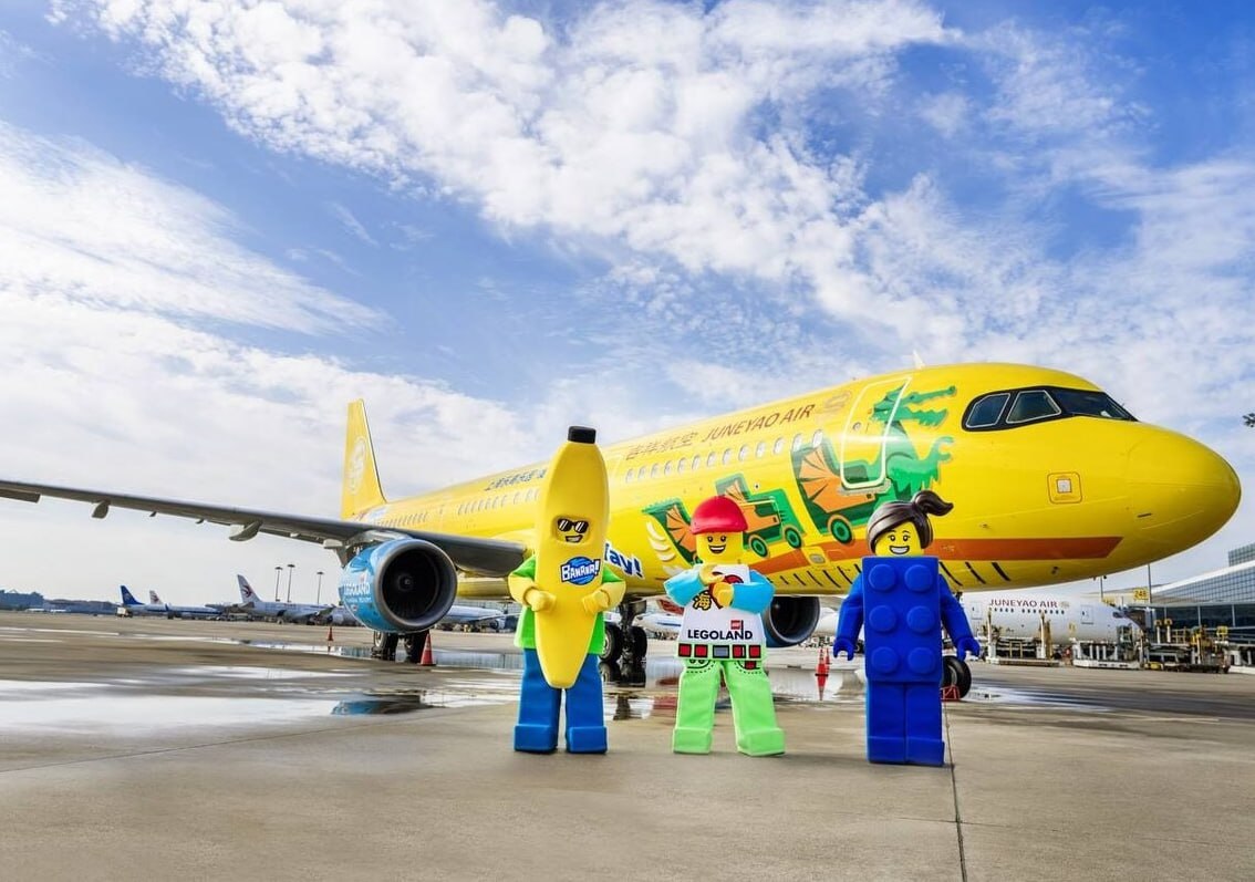 Китайская а/к Juneyao Air представила первый в мире самолёт в стиле Lego  Airbus A321 Shanghai Legoland Jet покрасили в фирменные цвета парка аттракционов Legoland Resort в Шанхае, открытие которого запланировано на 5 июля.  Первый рейс самолет выполнил 16 июня по маршруту Шанхай – Гуанчжоу. Позже он будет летать между Шанхаем и другими популярными туристическими городами.  Нет, самолет сделан не из конструктора lego.  Байки лаовая. Китай. Новости