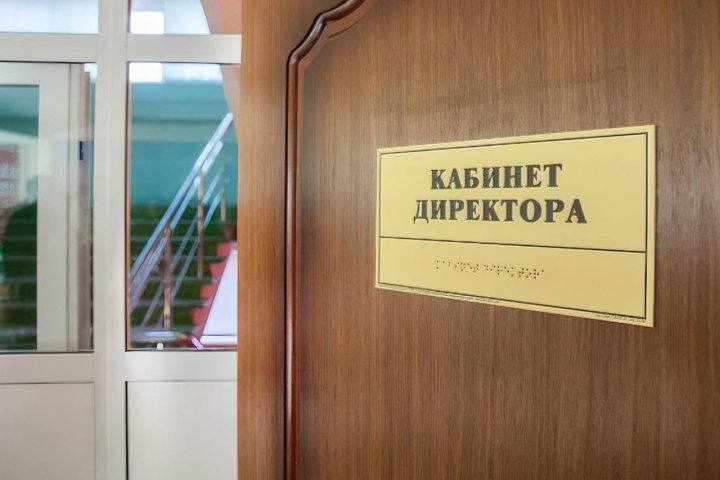 С 1 сентября 2025 года в системе образования начнут действовать новые меры по увеличению доходов руководителей Директора школ получат прибавку к окладу в размере 20 их заместители 15 А уже с 1 января 2026 года вводится система премирования по результатам KPI для директоров дополнительно 20 для замов 10 Кроме того повышение заработной платы затронет и заведующих детскими садами Все эти изменения предусмотрены мартовским указом Не пропустите главные новости дня подписывайтесь на EVENT uz
