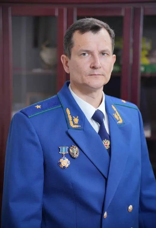 Прокурором Кировской области назначен уроженец Оренбургской области До этого Юрий Владимирович Рываев занимал пост прокурора Костромской области Рываев родился в 1976 году в Оренбургской области в 1998 году окончил юрфак местного вуза В прокуратуре служит с 2002 года С 2020 года служил прокурором Костромской области Напомним весной 2025 года должность прокурора Кировской области покинул Андрей Оборок возглавив департамент противодействия коррупции в Свердловской области После отставки Оборока его обязанности исполнял Дмитрий Шерстнев Мы в MAX