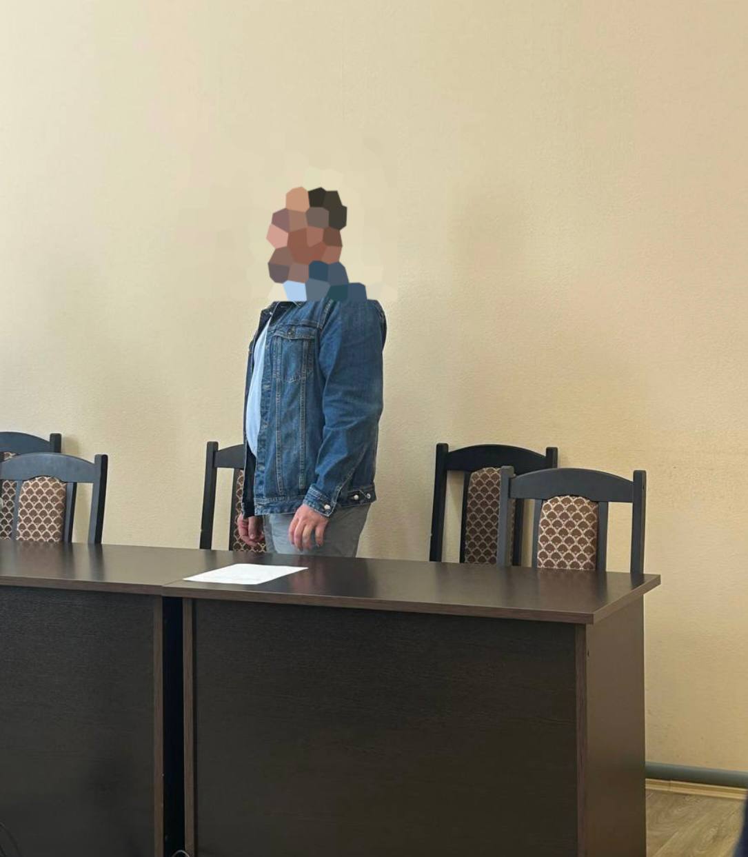 В Архангельске вынесен приговор по уголовному делу о коммерческих подкупах Октябрьский районный суд г.Архангельска согласился с позицией прокуратуры и признал 44-летнего жителя областного центра виновным по п. «в» ч. 7 ст. 204 УК РФ незаконное получение лицом, выполняющим управленческие функции в коммерческой организации, денег за совершение действий и бездействие в интересах дающего, в том числе в значительном размере . Как установлено судом, осужденный, являясь генеральным директором и участником ООО «Ремонтно-эксплуатационное предприятие-10» и имея лицензию на осуществление медицинской деятельности по проведению предрейсовых и послерейсовых медицинских осмотров, с апреля 2020 года по август 2022 года получил от 40 лиц коммерческий подкуп в виде денежных средств в общей сумме более 700 тысяч рублей. Подсудимый в пользу водителей такси совершал незаконные действия по предоставлению путевых листов без фактического прохождения технических осмотров автомобилей и медицинских осмотров водителей, распорядившись указанными денежными средствами по своему усмотрению. Суд, согласившись с мнением государственного обвинителя о виновности осужденного, назначил ему наказание в виде штрафа в размере 3 млн рублей с лишением права заниматься деятельностью, связанной с организацией и проведением медицинских осмотров водителей транспортных средств и контроля технического состояния транспортных средств, на срок 3 года. Денежные средства, полученные в результате совершенных преступлений, конфискованы в доход государства. Уголовное дело возбуждено по материалам оперативно-розыскной деятельности РУФСБ России по Архангельской области и расследовано отделом СКР России по Архангельской области и НАО.