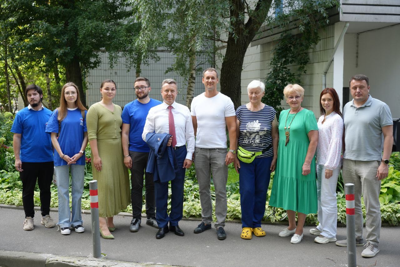 Анатолий Выборный: Конкурс "Лучший дворик в СЗАО" продолжается – встретились с номинантами из Строгино  Депутат Госдумы Анатолий Выборный провел встречу с жителями дома 2 по Таллинской улице, направивших заявку на участие в конкурсе на лучшее благоустройство дворовой территории. Он стартовал под эгидой "Единой России" СЗАО в рамках московского партийного проекта «Школа ЖКХ».    Критерии отбора: ухоженность, безопасность, оригинальные ландшафтные решения и уникальный внешний облик.   «С первичками "Единой России" Северо-Западного округа Москвы и исполнительным секретарем окружного отделения партии по СЗАО Евгением Анашкиным побывали в гостях у жителей Строгино. Они начали благоустраивать территорию ещё в 2011-м. Красивый ухоженный двор создаёт комфортную и приятную атмосферу для отдыха, прогулок и общения с соседями», – отметил Анатолий Выборный.  По словам местных активистов, всё началось с оборудования скамейки для бездомного котенка, где сегодня целое кото-кафе. Затем подключились другие подъезды – решили облагородить клумбы, что пустовали и использовались только для кормления голубей. На первых порах помогал "Жилищник" – давали цветы-одногодки, сейчас уже растут свои многолетние цветы.  «Обустройство двора принесло пользу жителям, сделав их жизнь безопаснее и позволив создать свой особый микроклимат. Приятно, что у нас такие инициативные люди. Каждый новый двор удивляет своей неповторимостью», – рассказал депутат.