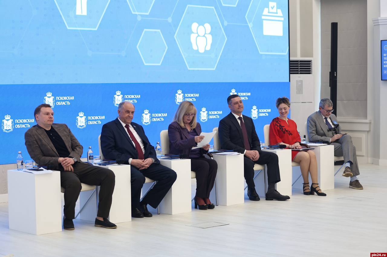 ⏺Член ЦИК Александр Лосякин на форуме избирательных комиссий в Пскове рассказал о проведенных выборах в нашей стране и применяемых цифровых технологиях в избирательном процессе. Форум в Пскове собрал организаторов выборов из 22-х регионов России. Беларусь на форуме также представляет Виолетта Козловская, член научно-экспертного совета при ЦИК Беларуси, декан юридического факультета Витебского государственного университета имени П.М.Машерова. Участники форума обмениваются опытом организации и проведения избирательных кампаний, а также обсуждают актуальные вопросы связанные с применением информационных технологий в избирательном процессе.