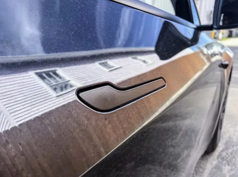 В Китае с 2027 года запретят электромобили с выдвижными дверными ручками Регуляторы объясняют это тем что механизмы открывания дверей работающие только от электричества могут заблокировать пассажиров во время аварий или отключения электроэнергии превращая такую элементарную вещь как открытие двери в вопрос жизни и смерти Хотя новые правила затронут несколько марок включая BYD и Mercedes Benz электромобили Tesla оказалась в центре особого внимания Все модели Tesla используют утопленные электронно управляемые ручки которые сливаются с кузовом Со стороны владельцев этих электромобилей растёт число жалоб на то что происходит при отключении питания системы Ранее сообщалось что по меньшей мере 15 человек погибли в авариях с участием Tesla где отказали электрические дверные ручки Есть задокументированные случаи когда пассажирам Tesla Model Y приходилось разбивать окна автомобиля чтобы выбраться из транспортного средства поскольку его ручки перестали работать