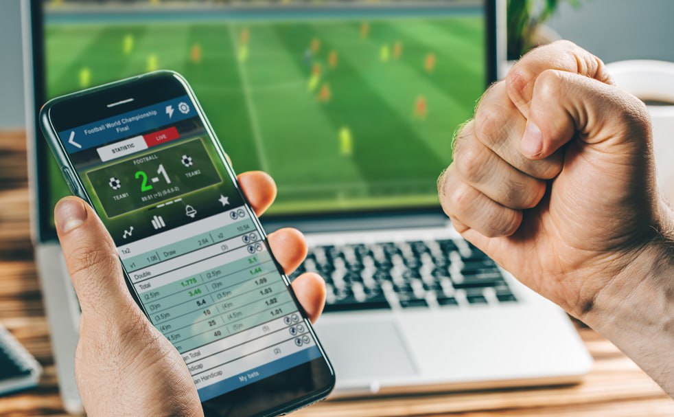 Запрет на ставки с кредиток сократит траты на игру в долг на треть Соответствующий закон начнет действовать с 2026 года Он обязывает банки эмитенты отказывать в проведении трансакций с кредиток а банки будут обязаны блокировать такие операции сообщили в Госдуме Также документ запрещает размещать пункты приема ставок букмекерских контор и МФО в непосредственной близости друг к другу По оценкам аналитиков расходы населения на ставки за счет заемных денег уменьшатся на 20 30 но эффект будет заметен в течение первых года полутора Для клиентов нарушение запрета может обернуться блокировкой операций или дополнительными проверками Сегодня оборот легального беттинга в России достигает 1 7 трлн рублей при этом около 60 ставок делается на заемные средства из них 15 30 именно по кредитным картам fatcat18