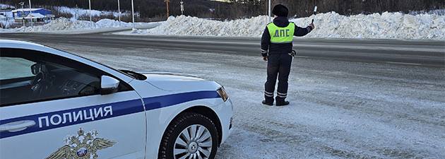 В целях выявления и пресечения нарушений Правил дорожного движения сотрудники Госавтоинспекции регионального УМВД провели профилактическое мероприятие на территории областного центра В ходе рейда выявлено 24 нарушения 6 из которых управление транспортным средством водителями не имеющими соответствующего права 5 нарушения правил перевозки детей 2 управление автомобилями имеющими неисправности при которых эксплуатация ТС запрещена Семь водителей привлечены к административной ответственности за неуплату штрафа в установленный законом срок ч 1 ст 20 25 КоАП РФ еще два по ч 1 ст 19 3 КоАП РФ за оказание неповиновения законному требованию автоинспектора об устранении ранее выявленного нарушения На специализированную стоянку помещено одно транспортное средство   Госавтоинспекция Магаданской области призывает всех участников дорожного движения неукоснительно соблюдать правила Уважаемые граждане Если вы стали очевидцем несоблюдения требований Правил дорожного движения обязательно сообщите в дежурную часть Госавтоинспекции УМВД России по Магаданской области по телефону 8 4132 69 60 20 Управление Госавтоинспекции УМВД России по Магаданской области