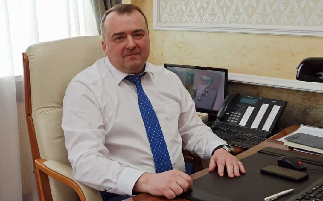Замдиректора АО «Оренбургремдорстрой» подозревают в получении крупной взятки  Задержали Дмитрия Сербина в аэропорту. Ленинский районный суд отправил его в СИЗО на 2 месяца.   Акционерное общество «Оренбургремдорстрой» - крупнейшее предприятие по ремонту дорог в области. С 2024 года им управляет учредитель - Минприроды Оренбуржья. Бывшего руководителя министерства Александра Самбурского также обвиняют в коррупционном преступлении. Следствие обнаружило у экс-чиновника и его семьи траты, несопоставимые с доходами.  Ранее Дмитрий Сербин прерывал работу в «Оренбургремдорстрой» - чуть более двух лет возглавлял дорожное управление Оренбуржья. В июне 2024-го его с должности снял губернатор Денис Паслер. Он посчитал, что чиновник не справляется со своими обязанностями. Сербин вернулся в прежнюю организацию.      Оренбуржье