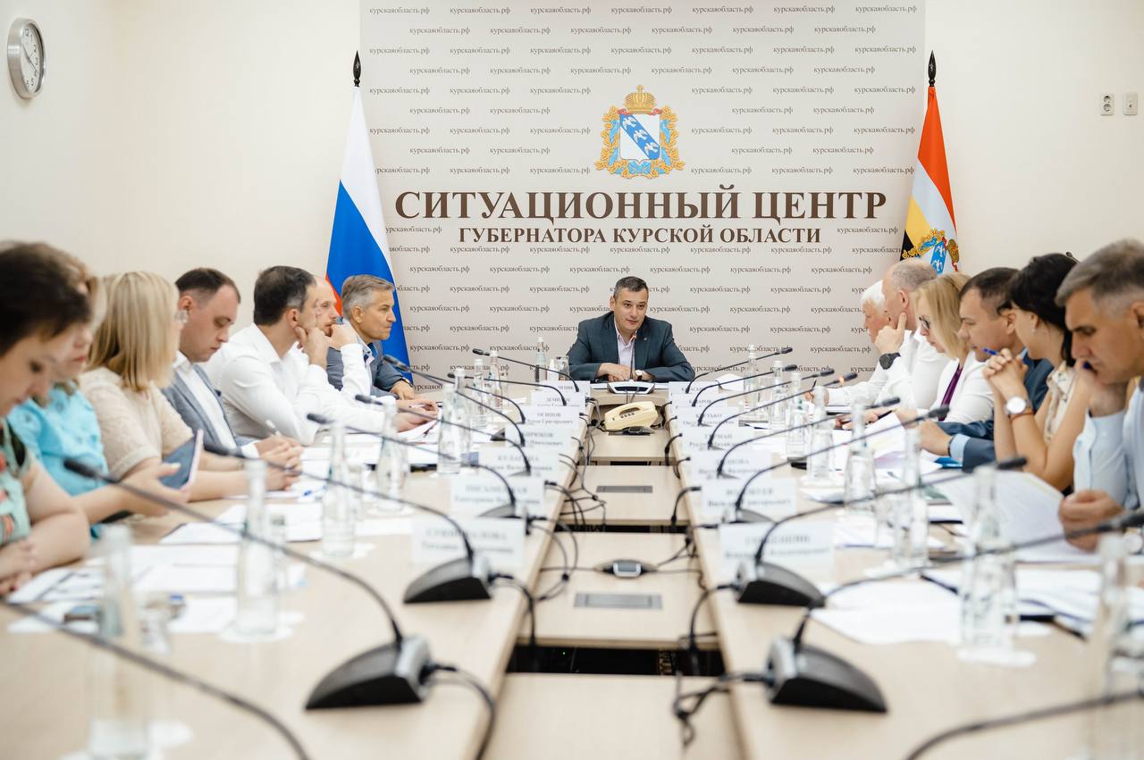 Александр Хинштейн вместе с региональным Правительством обсудили реализацию нацпроектов за 1-е полугодие 2025 года Строительство ФАПов, Новопоселёновской школы в деревне 1-е Цветово, реконструкция систем водоснабжения и отопления, создание новых общественных пространств. В январе Курская область приступила к реализации обновлённых нацпроектов. В этом году на реализацию всех нацпроектов предусмотрено 15,3 млрд рублей, что на 2,2 млрд рублей больше по сравнению с 2024-м. Основной объём средств направят на дороги, образование, социальную сферу, коммунальную инфраструктуру и строительство. Уровень исполнения по итогам первой половины года — 97,34%. 6 проектов уже полностью завершены. Низкий уровень исполнения - по 6 нацпроектам. Среди причин - технические: отсутствие авансирования, сроки доведения федеральных средств, внесение изменений в программы в связи с наличием объектов в приграничье, согласование с федеральным центром. Работы ведутся и должны быть выполнены в срок. Активное информационное сопровождение — ещё одно важное направление. - Люди должны знать, где и что строим, ремонтируем, благоустраиваем, как было и как стало, - сказал Хинштейн. - К сожалению, по итогам полугодия количество таких инфоповодов снизилось, хотя работа идёт. Для повышения медийной активности запускаем рейтинг министерств. Сейм Курская область