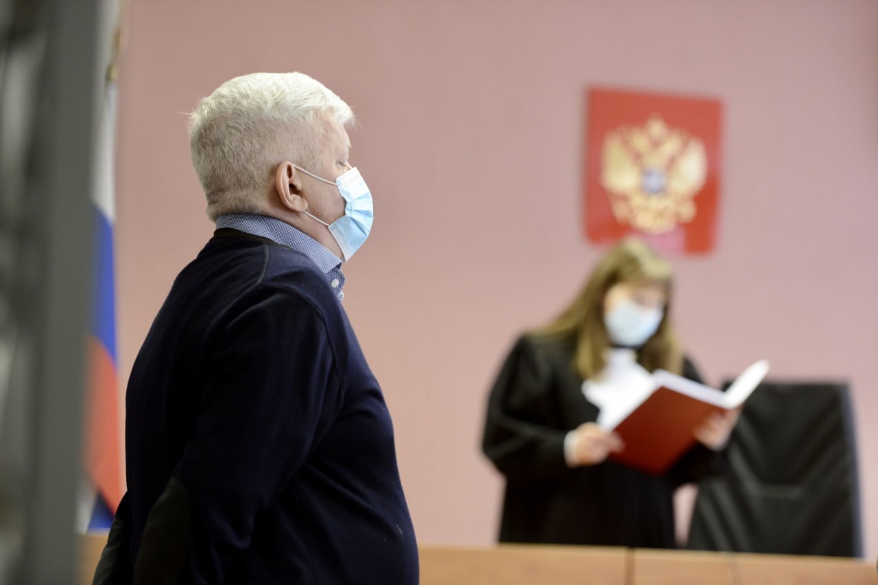 Суд урезал выплаты челябинского экс-замгубернатора Косилова покалеченной им в ДТП студентке. Вместо 1,7 млн рублей бывший чиновник выплатит пострадавшей на 800 тысяч рублей меньше. Семья оставшейся инвалидом девушки намерена оспорить решение челябинского облсуда.  Изначально родные свердловской студентки Анастасии Вяткиной требовали с Косилова 47 млн рублей. Однако в декабре прошлого года суд удовлетворил иск лишь частично, постановив возместить девушке только сумму утраченного в результате полученной нетрудоспособности заработка.  В регионе Андрей Косилов известен как бывший куратор внутренней политики и основатель агрохолдинга «Равис». Летом 2019 года его Lexus столкнулся с Lada Vesta, в которой молодежь из Екатеринбурга возвращалась домой с озера Увильды. Косилова приговорили к двум годам ограничения свободы и лишению водительских прав на два года, а также исключили из ЕР.   Главный политический канал Урала