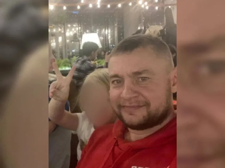 Верховный суд впервые оправдал осужденного за педофилию россиянина Речь идет о жителе Стерлитамака Денисе Голове которого в 2022 году приговорили к 12 5 годам лишения свободы по уголовному делу о сексуальном насилии над ребенком В преступлении в отношении общей дочери мужчину обвинила супруга приведя в качестве доказательства несколько крайне коротких видеозаписей Адвокаты Голова безрезультатно пытались добиться пересмотра дела Но решение суда долгое время оставалось в силе Мужчина настаивает что бывшая супруга сфабриковала улики после его отказа переписать на нее квартиру оформленную на его мать Несколько лет Голов сидел в заключении и все это время писал обращения В итоге дело дошло до Верховного суда который учел обстоятельства семейных конфликтов противоречивые показания и отсутствие устойчивой доказательной базы Суд отменил прежние решения и мужчину признали невиновным с правом на реабилитацию Подписаться на truekpru Читать нас в MAX