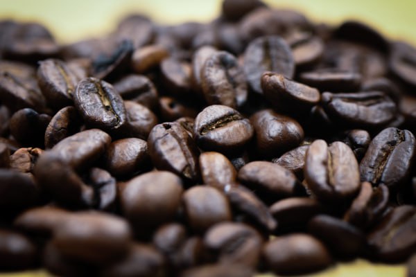 Эксперты ООН сообщили о внесении Индонезии в топ 3 поставщиков кофе в Россию Добиться результата по итогам девяти месяцев этого года удалось благодаря наращиванию поставок товара в 1 6 раза до 64 5 миллиона долларов Сейчас страна занимает третье место по этому показателю Данные приводятся в отчётах платформы ООН Comtrade и национальных таможенных ведомств передаёт РИА Новости На первом месте как и в аналогичном периоде 2024 го остался Вьетнам Эта страна увеличила отгрузки кофе в 1 5 раза до 351 5 миллиона долларов Второе место с ростом поставок почти вдвое заняла Бразилия В январе сентябре из этой страны отправлено товара на 288 миллионов долларов Подписаться на Говорит Москва Telegram VK MAX