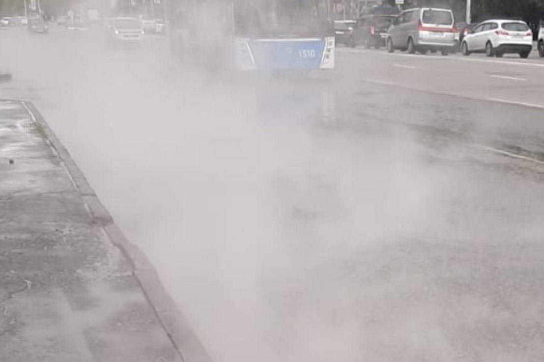 В Новосибирске вновь прорвало теплотрассу на левом берегу   16 августа на левом берегу Новосибирска произошла очередная коммунальная авария. На улице Немировича-Данченко у Епархиального мужского монастыря произошел разлив кипятка.   Потоки горячей воды хлынули из-под земли и растеклись по улице. По информации пресс-службы «СГК-Новосибирск», причиной стал дефект, возникший на теплосети. Аварийная бригада выехала на место ЧП, проблемный участок перекрыт. Восстановительный ремонт займет около суток.   В 13 близлежащих жилых домах отключили горячую воду, ее подачу возобновят после окончания ремонта.   Напомним, что буквально два назад гидроудар на теплотрассе с выбросом воды на поверхность привел к повреждению автомобилей на улице Блюхера. Фото носит иллюстративный характер
