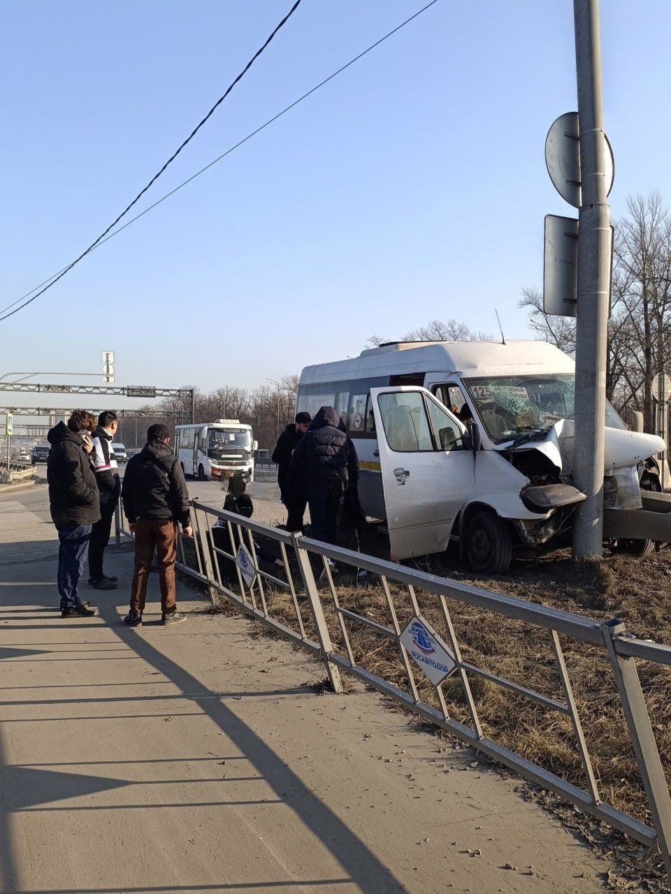 В Подмосковье маршрутка влетела в столб, предварительно есть пострадавшие.  На Балашихе маршрутка влетела в столб в районе литейно-механического завода на шоссе Энтузиастов. Местные паблики сообщают о нескольких пострадавших. Затруднений в районе ДТП сейчас нет.