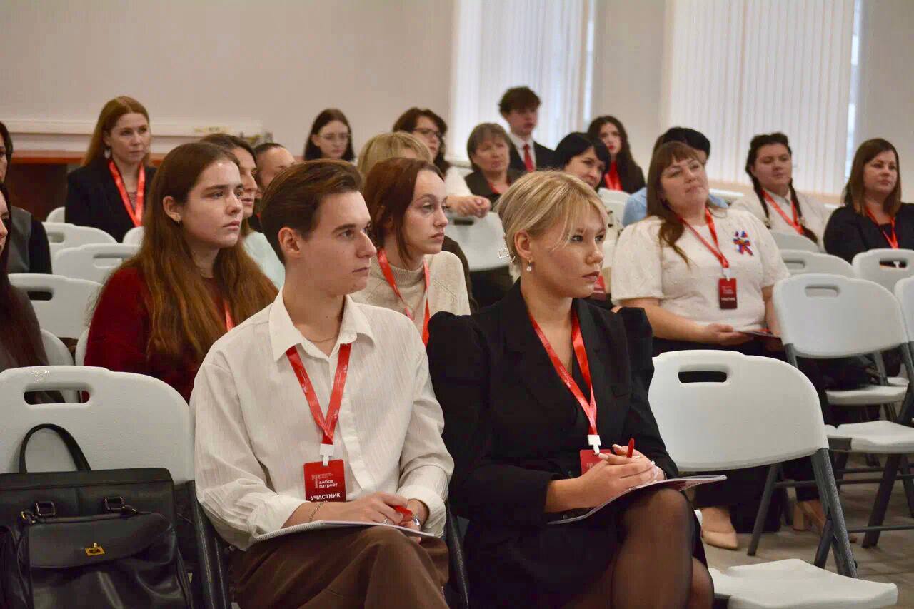 С 13 по 16 ноября в Доме молодежи Тамбовской области проходит региональный патриотический форум Тамбовпатриот 2025 Сегодня в первый день форума посвященный теме История Герои Отечество состоялась торжественная церемония открытия прошли лекции и дискуссии Также ожидается награждение победителей регионального конкурса авторских стихотворений Молодёжь региона и пленарное заседание патриотических организаций Ознакомиться с подробной программой можно на сайте Отметим что форум Тамбовпатриот 2025 является одним из ключевых событий года направленных на патриотическое воспитание молодежи и укрепление гражданского единства в регионе В этот раз форум объединил более 400 участников Среди них представители власти образовательных учреждений волонтерских и общественных организаций а также эксперты в области истории культуры и духовно нравственного воспитания Фото Дом молодежи Тамбовской области Наши новости в МАХ