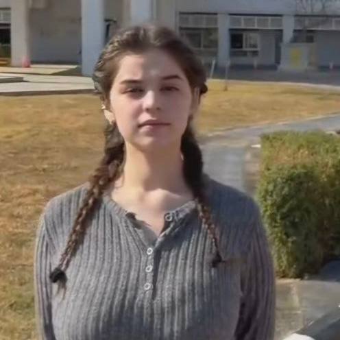 Досыта наелась спасенная из нелегального call центра в Мьянме 21 летняя россиянка Мадина Д возвращается в Екатеринбург В плену девушку морили голодом давали мыться только холодной водой избивали На ее глазах убили двух китайцев Россиянка стала жертвой преступной сети которая под видом легкого заработка и трудоустройства вывозит иностранцев и принуждает к участию в мошеннических схемах Мадина прибыла в Таиланд по приглашению работодателя после чего ее насильно отправили работать в Мьянму Подписаться на URA RU мы в MAX