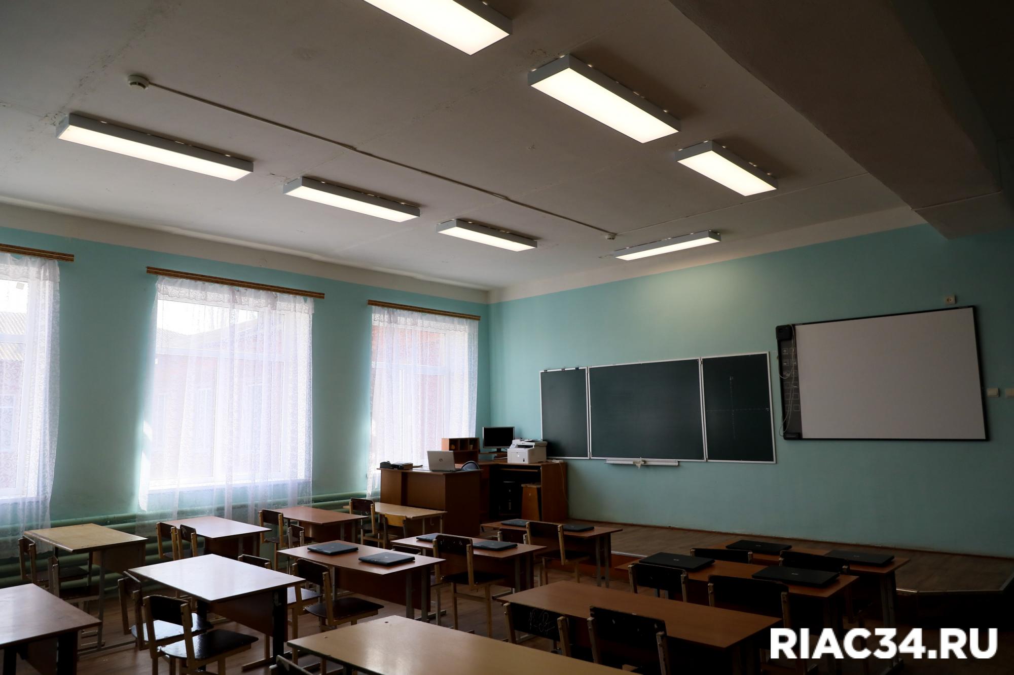 Среднюю школу 2 в Палласовке капитально отремонтируют за 81 5 млн рублей В здании по ул Пугачёва 29а предстоит обновить фасад и потолки заменить кровлю окна системы водоснабжения и водоотведения Ремонт разделён на 4 этапа Работы стартуют после завершения торгов и оформления контракта в начале февраля 2026 г и должны быть завершены к 11 ноября 2026 г Заявки на участие в конкурсных процедурах принимаются от строительных организаций до 27 ноября этого года