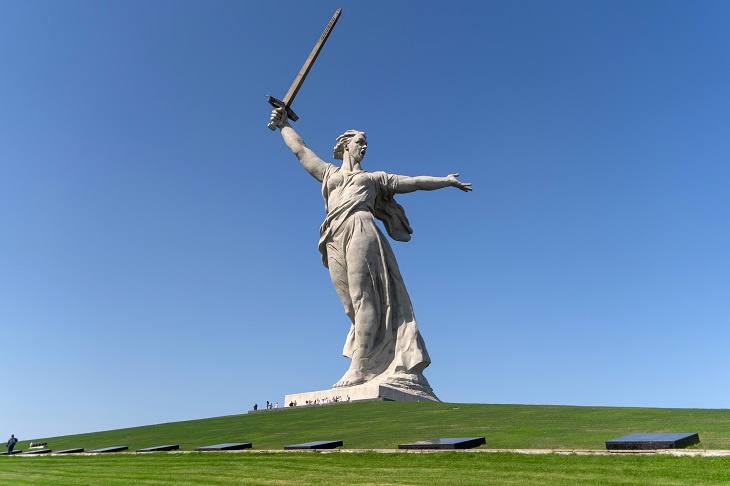 На Мамаевом кургане и в турлокациях Волгограда ускорили интернет к 9 Мая В Волгограде в преддверии Дня Победы и в связи с ожидаемым наплывом туристов цифровая экосистема МТС расширила покрытие и пропускную способность сети LTE. Как сообщает ИА «Высота 102», благодаря развернутой мобильной базовой станции, скорость интернета выросла в среднем на 25% на Мамаевом кургане и на территории туристических достопримечательностей города-героя. Модернизация сети проведена также на Центральной набережной Волгограда, в скверах и возле музеев. Жители Волгограда и многочисленные туристы смогут с комфортом использовать цифровые сервисы, использовать онлайн-навигацию и оставаться на связи с близкими во время праздничных мероприятий.