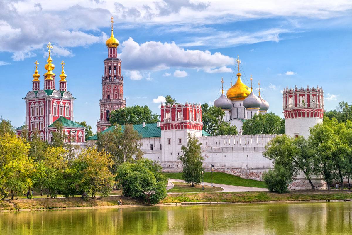 Россияне продлевают лето спрос на аренду загородных домов осенью вырос на 83 В бархатный сезон заметно вырос интерес к загородному отдыху Спрос на аренду домов дач и коттеджей осенью увеличился на 83 по сравнению с прошлым годом а бронирование посуточных квартир на 24 Лидером сезона ожидаемо стал Краснодарский край В топ также вошли Карелия Крым Дагестан и Ставропольский край Особенно динамично спрос растёт в Карачаево Черкесии 54 Адыгее 45 Ленинградской и Московской областях 43 Владимирской 40 и Калининградской 38 Самые доступные цены на аренду домов зафиксированы в Астраханской области около 4 3 тыс за сутки Крыму 6 2 тыс Дагестане 6 5 тыс и Ставропольском крае 6 6 тыс В среднем загородное жильё снимают на пять ночей Для аренды посуточных квартир лидируют Краснодарский край Ленинградская и Калининградская области Крым Московская область Ставропольский край и Татарстан ru rst