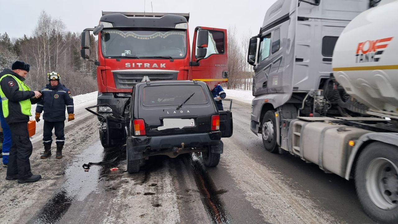 «Нива» заехала под грузовик на трассе М-5 в Челябинской области  Авария произошла недалеко от Усть-Катава. Водитель шел на обгон и не успел вернуться в свою полосу. В итоге 62-летний мужчина погиб, его 37-летняя пассажирка госпитализирована.   Госавтоинспекция устанавливает обстоятельства ДТП.     / Прислать новость