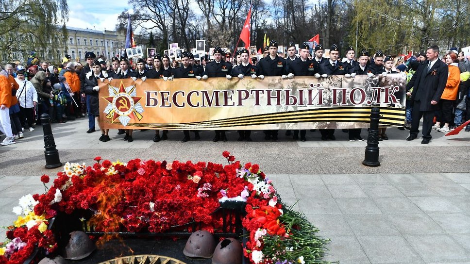 В Ярославле 9 мая пройдет шествие «Бессмертного полка». В последний раз акцию проводили очно в 2022 году. Колонна пройдет по улице Советской от шинного завода до Вечного огня, маршрут — 2,5 км. Сбор участников назначен на 10:00, старт — в 11:15. Вход будет через шесть точек, где проведут досмотр. Запрещено проносить жидкости, колющие и огнеопасные предметы. Безопасность обеспечат более 100 сотрудников ЧОП и курсанты военного училища. Фото: мэрия Ярославля Еще больше новостей — в Telegram-канале «Ъ-Ярославль»