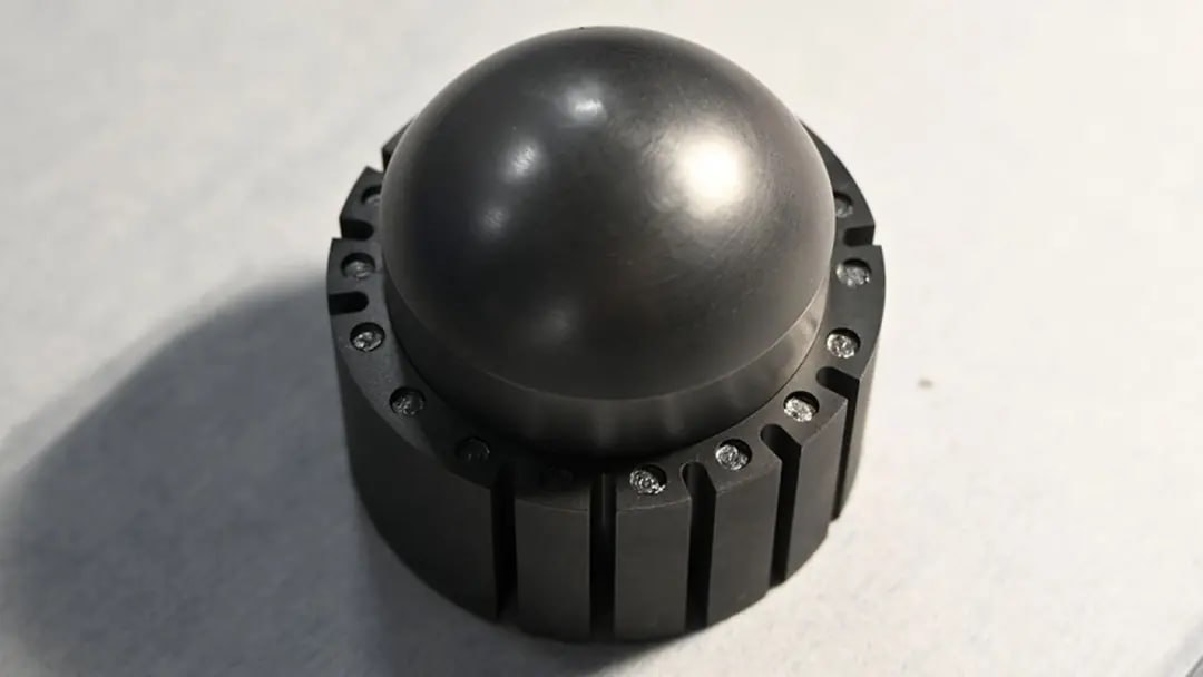 X energy приступила к испытаниям топлива для малых модульных реакторов Американская компания X energy начала 13 месячные испытания усовершенствованного ядерного топлива Triso X Топливные гранулы компании пройдут испытания облучением в Национальной лаборатории Айдахо В случае успеха X energy получит разрешение регулятора на использование Triso X в малых модульных реакторах Впрочем компания абсолютно уверена в успехе и уже начала строительство первого завода по серийному производству ядерного топлива в штате Теннесси   hightech plus 2025 11 10 x energy pristupila k ispitaniyam topliva dlya malih modulnih reaktorov