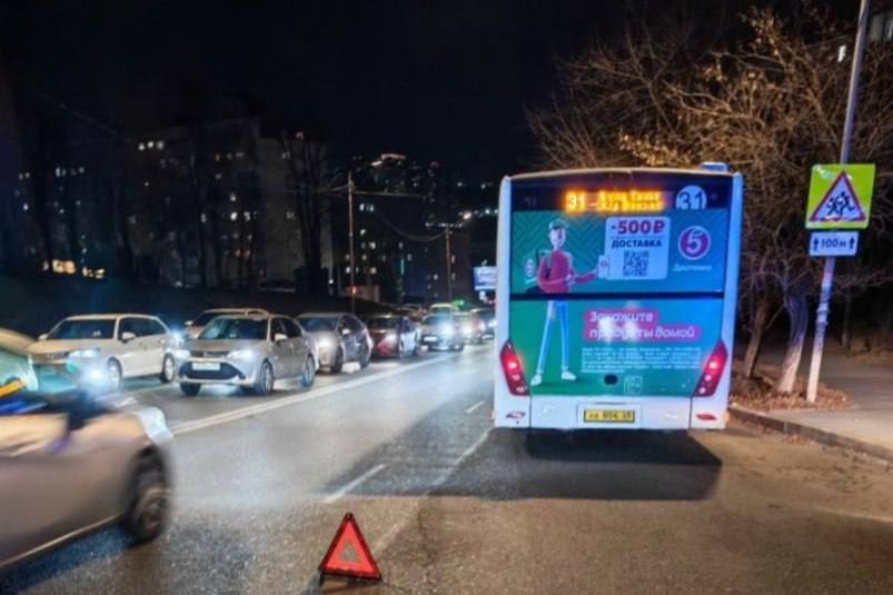 Полиция выясняет причины падения пенсионерки из автобуса на Тихой во Владивостоке Инцидент с участием пассажирского автобуса произошёл во вторник 18 ноября у дома 29 на улице Сахалинской По предварительной информации 33 летний водитель пассажирского автобуса Zhong Tong при начале движения от остановки общественного транспорта с открытой дверью допустил падение пассажира В результате ДТП травму получила 91 летняя женщина пассажир Пострадавшая госпитализирована говорится в сообщении пресс службы УМВД России по Приморскому краю Стаж водителя 9 лет В 2025 году к административной ответственности он не привлекался Признаков опьянения не выявлено По факту происшествия составлены составлены протоколы по двум статьям Кроме того возбуждено административное расследование по ст 12 24 КоАП за нарушение ПДД повлекшее вред здоровью Назначены необходимые экспертизы Окончательное решение будет принято после завершения проверки Фото пресс служба УМВД России по Приморскому краю   PrimaMedia в       подпишись 18