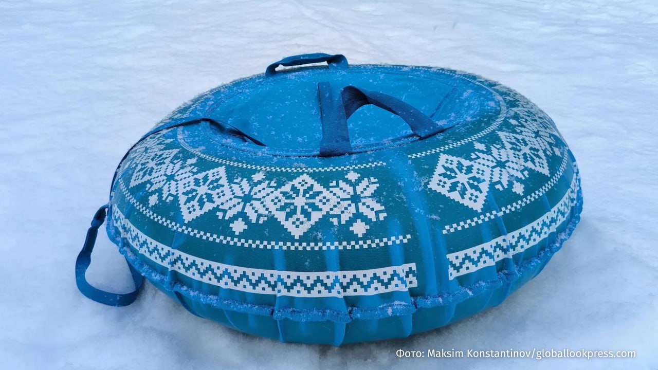 Я помню как сел в тюбинг покатился а потом темнота подросток сломал череп после неудачного катания с самодельной горки во Владивостоке 13 летний Федор катался на тюбинге и на большой скорости не вошел в поворот из за чего его занесло и он врезался в бетонную стену Его доставили в больницу где обнаружили ушиб головного мозга переломы костей черепа и кровоизлияние в мозг Из уха школьника текла кровь Также были серьёзно повреждены грудная клетка и плечо Ребенок находился в сильнейшем травматическом шоке На следующий день появились новые симптомы опустился уголок рта и перестал закрываться правый глаз Это парез лицевого нерва прямое следствие повреждения мозга сообщается в Telegram канале Тысячекоечной больницы города Врачи утверждают что состояние мальчика стабилизировано хотя впереди предстоит долгое восстановление РЕН ТВ в Telegram в MAX